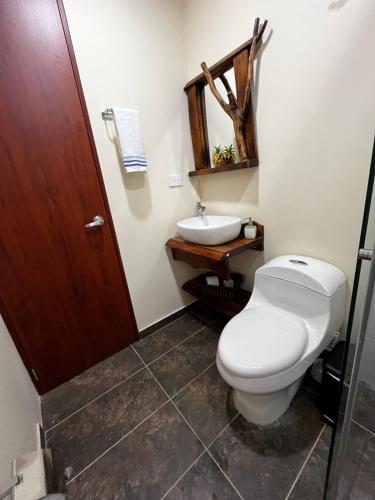 a bathroom with a toilet and a sink at Villa Celeste in Macanal