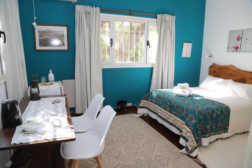 a bedroom with a bed and a table and chairs at Escapada Exclusiva en Finca con Viñedos y Olivares Relájate en la Naturaleza con Confort y Encanto in San Rafael