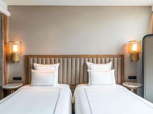 Postel nebo postele na pokoji v ubytování Swissôtel Jakarta PIK Avenue