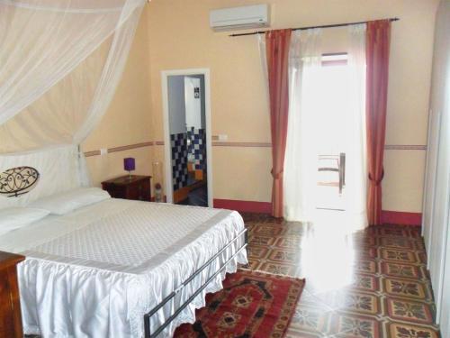 a bedroom with a bed and a door with a window at Casa Vacanze Li Galli in Sant'Agnello