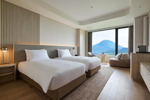 two beds in a hotel room with a view at Chalet Ivy Weiss, Niseko in Kutchan