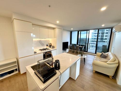 Η κουζίνα ή μικρή κουζίνα στο Bright Apt in Box Hill with views near station, shop, hospital