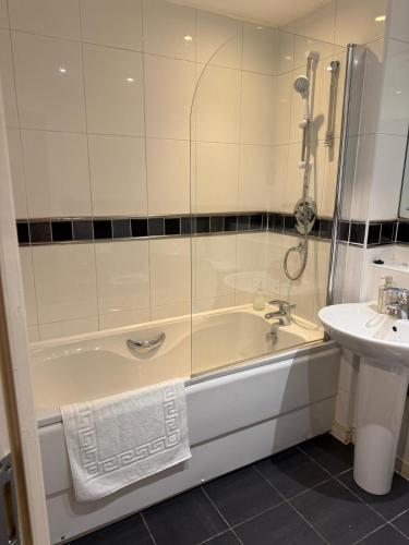 Ένα μπάνιο στο Olive Den