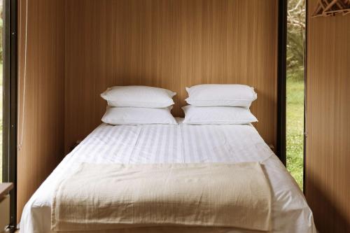 Postel nebo postele na pokoji v ubytování Yarriabinni Escape 2 by Tiny Away