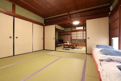 Postel nebo postele na pokoji v ubytování Marumo Ryokan