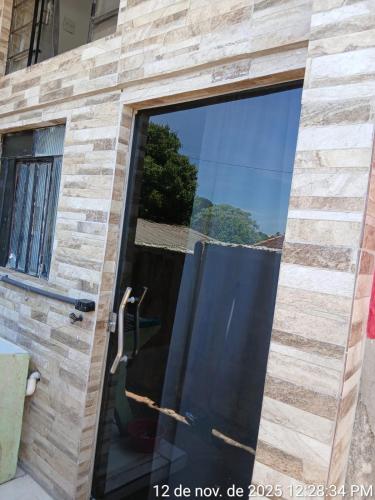 eine Glastür eines Gebäudes mit Fenster in der Unterkunft Kitnet Micro Sobrado in Telêmaco Borba
