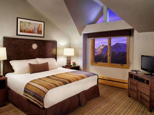 une chambre d'hôtel avec un lit et une télévision dans l'établissement Fairmont Heritage Place, Franz Klammer Lodge, à Telluride