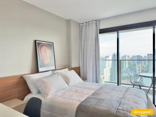 ein Schlafzimmer mit einem großen Bett und einem großen Fenster in der Unterkunft Beach Class Meireles in Fortaleza