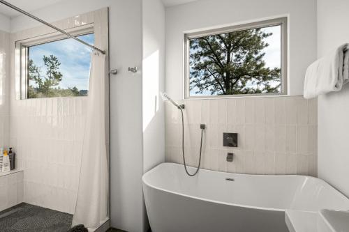 Koupelna v ubytování Sedona Dream - 5BR Pool Spa Firepit Golf