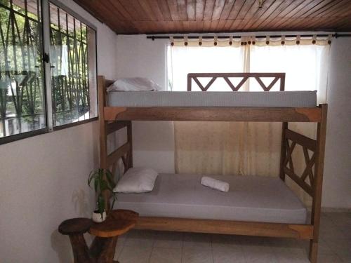 a bedroom with two bunk beds in a room at Apartamento a 15 Min del centro in Cartagena de Indias