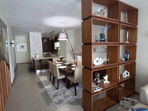 Η κουζίνα ή μικρή κουζίνα στο Chic poolside haven 3BR steps from the beach