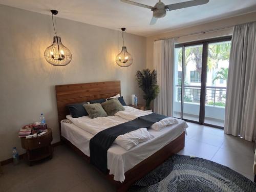 Ένα ή περισσότερα κρεβάτια σε δωμάτιο στο Chic poolside haven 3BR steps from the beach