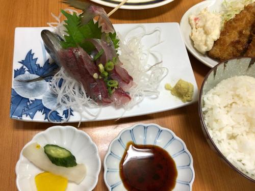 een tafel met borden met rijst bij T'S House Numazu in Numazu