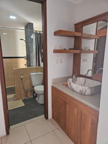 Koupelna v ubytování Puri Azalea