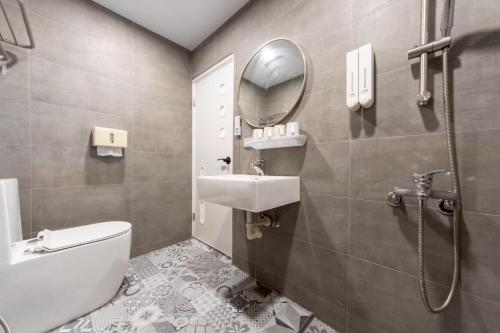 台南市にある暮樂行旅 -改裝新登場-預訂後務必連絡民宿再一次確認の洗面台、トイレ、鏡のあるバスルーム