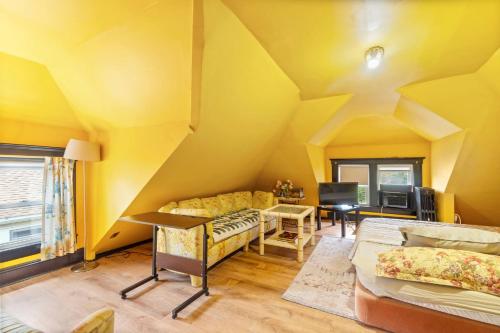 En eller flere senge i et værelse på The Yellow House Landmark