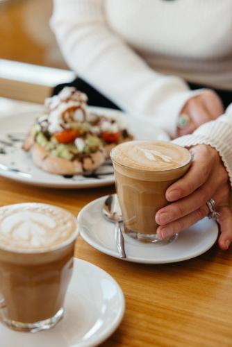 ペリッシャー・バレーにあるEiger Chaletのテーブルの上には2杯のコーヒーと食べ物の皿が置かれている