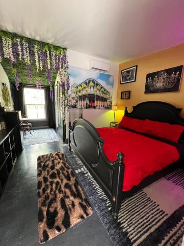 Ένα ή περισσότερα κρεβάτια σε δωμάτιο στο Portal- A Themed Boutique Hotel- Tampa