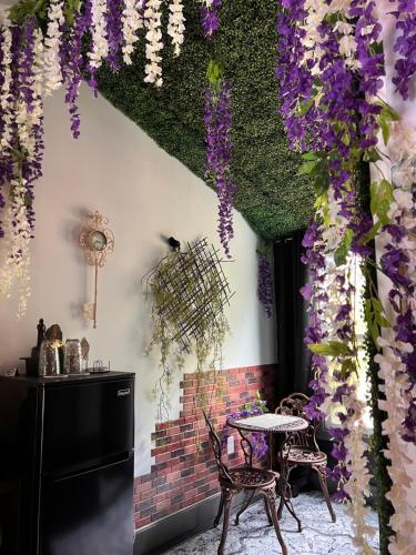 a room with a table and purple flowers at Portal Tampa in Tampa