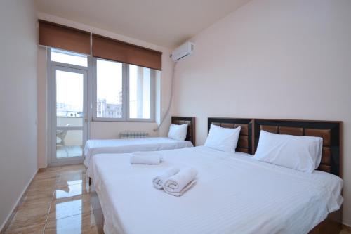 En eller flere senge i et værelse på Nice and cozy apartment near Republic square