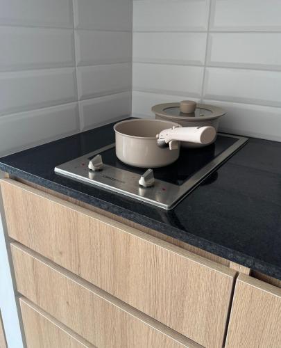 a pan on top of a counter in a kitchen at Diseño, vistas Monserrate WiFi 300Mb in Bogotá