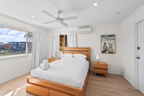 Ένα ή περισσότερα κρεβάτια σε δωμάτιο στο Family-Friendly Flat with Balcony Views