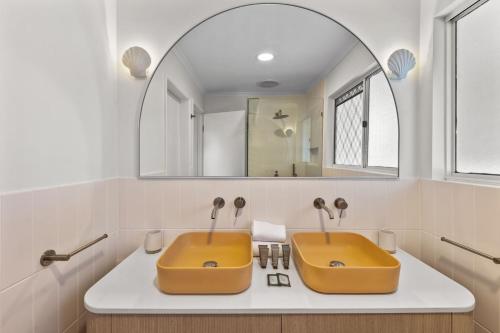 Ένα μπάνιο στο Family-Friendly Flat with Balcony Views