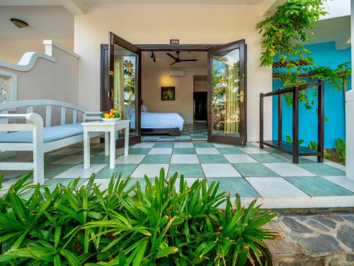 Grace Boutique Resort في موي ني: غرفة نوم في فيلا مع سرير