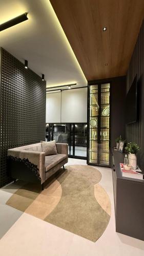 a living room with a couch and a rug at Flat moderno e aconchegante in Holambra