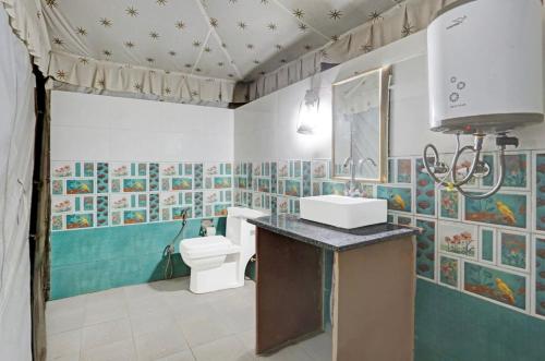 Ένα μπάνιο στο The Jungle Enclave Boho