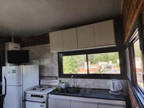 Il comprend une cuisine équipée d'un évier et d'un réfrigérateur. dans l'établissement Panorámica Sierras, à Villa Carlos Paz