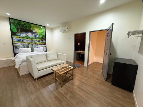 Postel nebo postele na pokoji v ubytování CheckInn Kan Resort Kanchanaburi