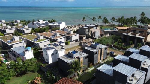 an aerial view of houses in front of the ocean at MHV Milagres - Casa Maria, Refugio em condomínio a poucos metros da paradisíaca praia do Marceneiro! in Passo de Camarajibe