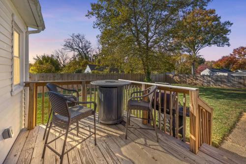 Balkón nebo terasa v ubytování Cozy 2BR Home Near Downtown w Backyard & Parking