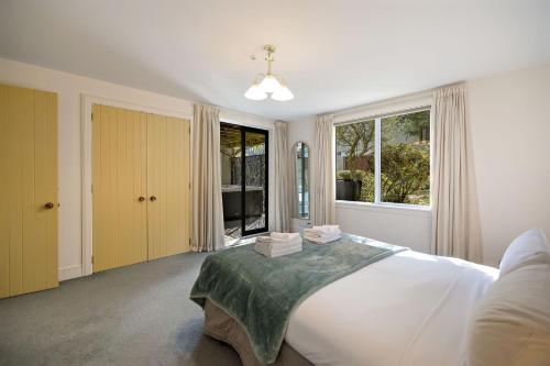 Postel nebo postele na pokoji v ubytování Hilltop Horizon - Scenic stay on Queenstown Hill