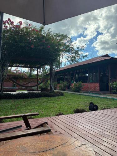 een houten dek met een speeltuin en een gebouw bij Aroldo Amazon Lodge in Puerto Maldonado