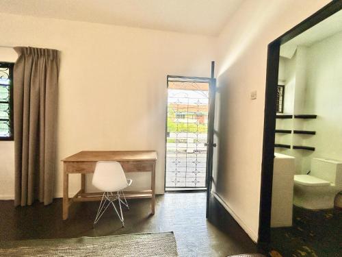 Ένα μπάνιο στο Cozy Super King Bed with Balcony SharedBungalow PJ