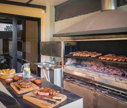 Nu GuazuにあるTu Quinta en Luqueのキッチン(カウンターにパンとペストリー付)