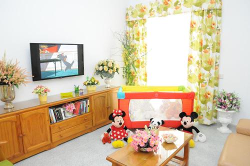 a living room with stuffed animals sitting in front of a tv at Amplio Apartamento in Vecindario