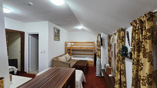 Postel nebo postele na pokoji v ubytování The Castle Mansarde on the slope 7 - Pamporovo