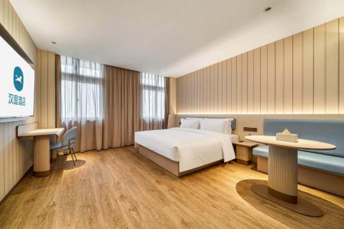 Ένα ή περισσότερα κρεβάτια σε δωμάτιο στο Hanting Hotel Shanghai Fengxian Situan Baolong Plaza