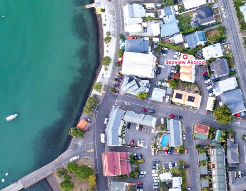 eine Luftansicht auf die Stadt und das Wasser in der Unterkunft Seaview Akaroa in Akaroa