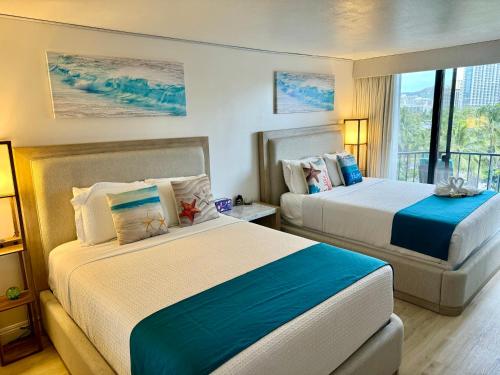 Ένα ή περισσότερα κρεβάτια σε δωμάτιο στο FREE PARKING Palms Hotel Waikiki