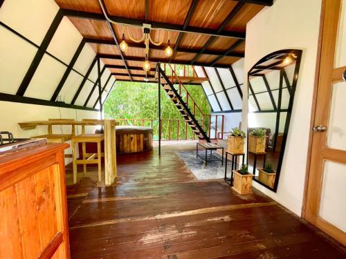 an open kitchen and dining room with a glass ceiling at Cabaña con jacuzzi en Venecia in Venecia
