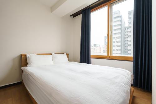 青葉邸-NIPPONBASHI Room 603-3 Min Walk to Kuromon Market Bright 2BR Family Residence