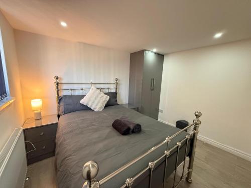 マンチェスターにあるBritlodge Livingの窓のある部屋にベッドがある寝室