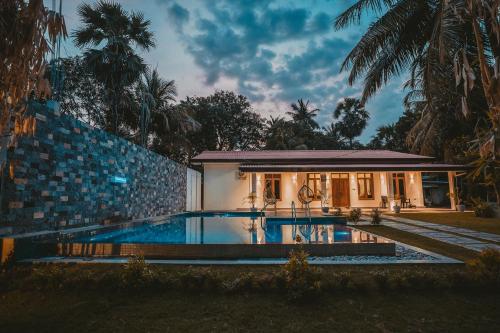 Bazén v ubytování Raamvilla nebo v jeho okolí