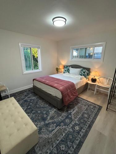 a bedroom with a bed and a rug at Flora in Ontario
