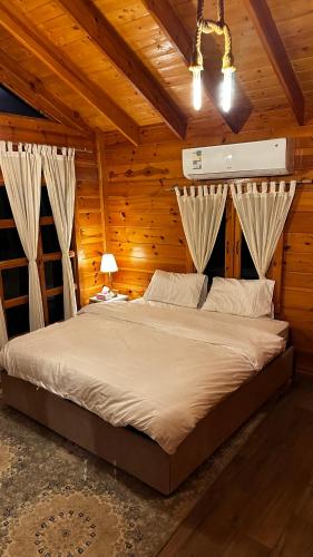 Relax moment ريلاكس مومنت في جدة: غرفة نوم بسرير كبير في غرفة خشبية