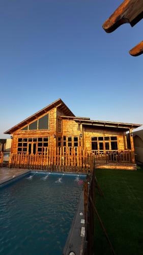 Relax moment ريلاكس مومنت في جدة: منزل خشبي أمامه مسبح